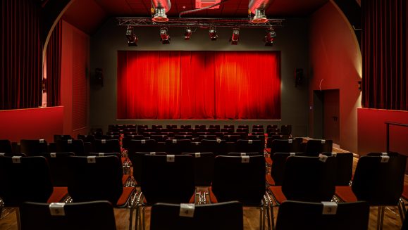 Scheune wird zum Theater, Bild 1